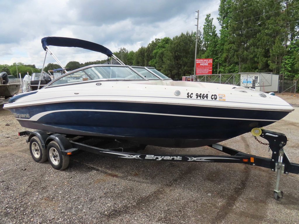 2011 210 Bowrider Mercruiser MPI Trailer