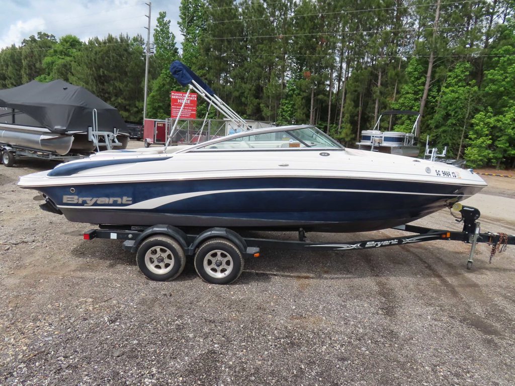 2011 210 Bowrider Mercruiser MPI Trailer
