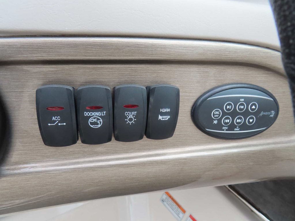 2011 210 Bowrider Mercruiser MPI Trailer