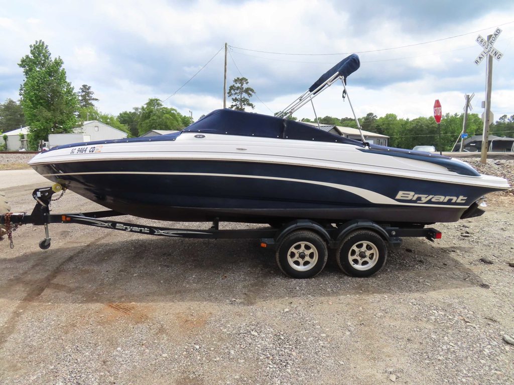 2011 210 Bowrider Mercruiser MPI Trailer