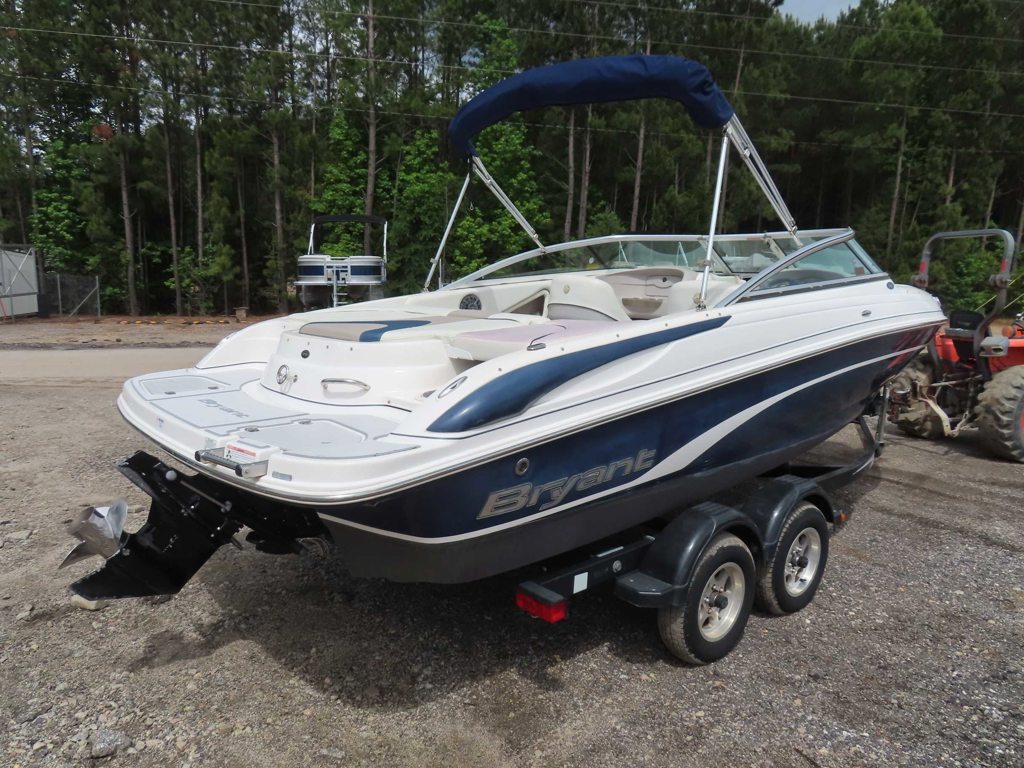 2011 210 Bowrider Mercruiser MPI Trailer