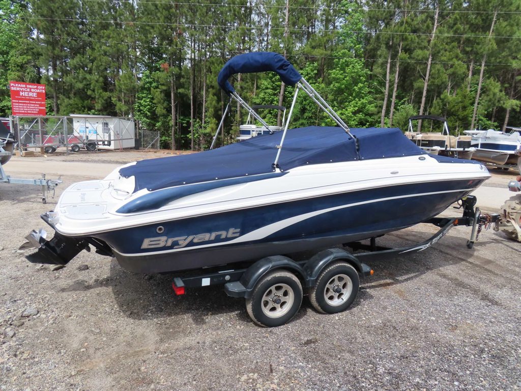 2011 210 Bowrider Mercruiser MPI Trailer