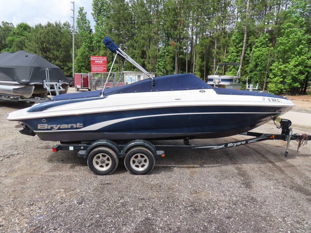 2011 210 Bowrider Mercruiser MPI Trailer