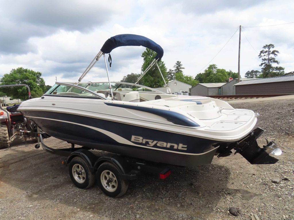 2011 210 Bowrider Mercruiser MPI Trailer