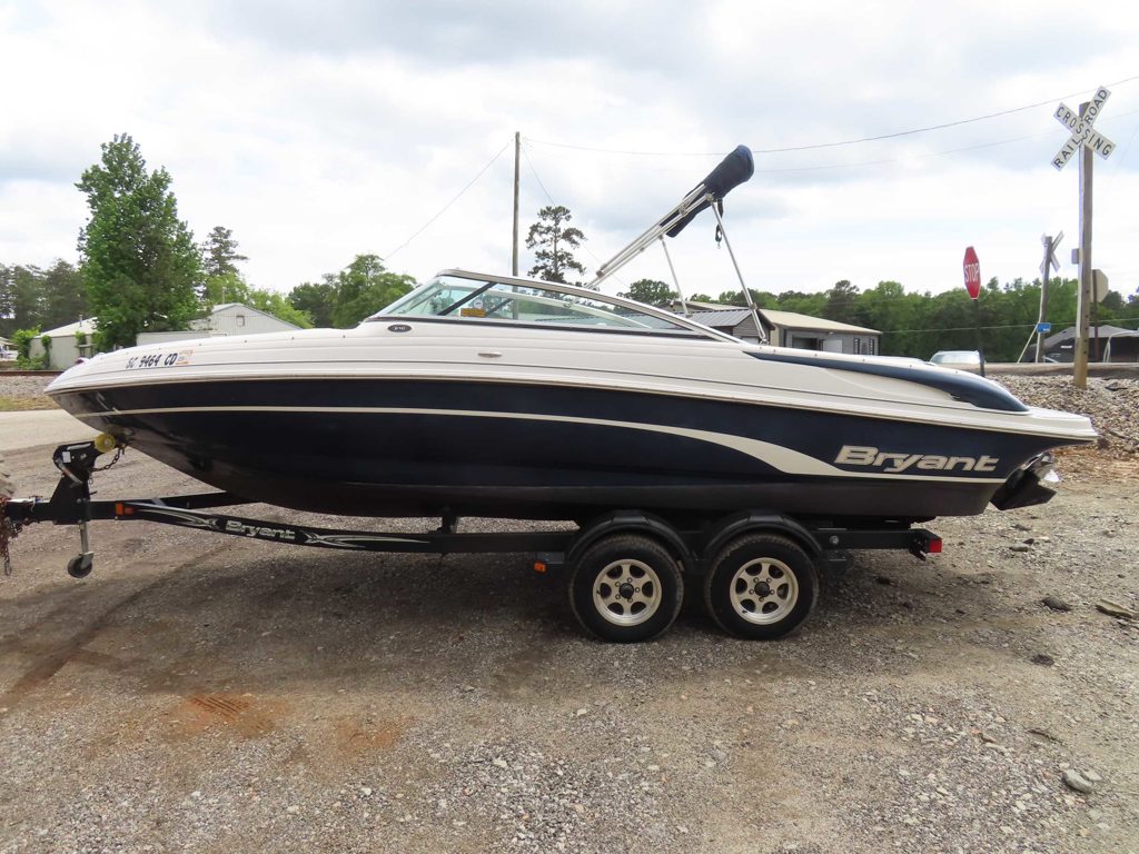 2011 210 Bowrider Mercruiser MPI Trailer